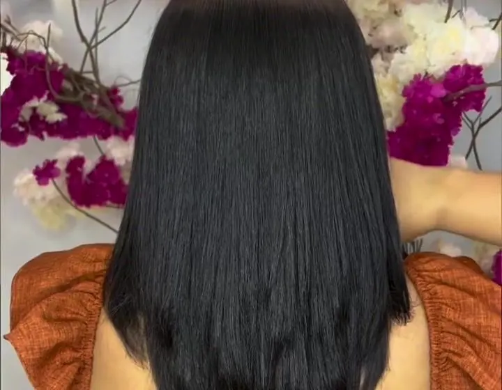 Mesmo cabelo depois do Liso Impactante: preto, liso e alinhado na altura dos ombros, visto de costas