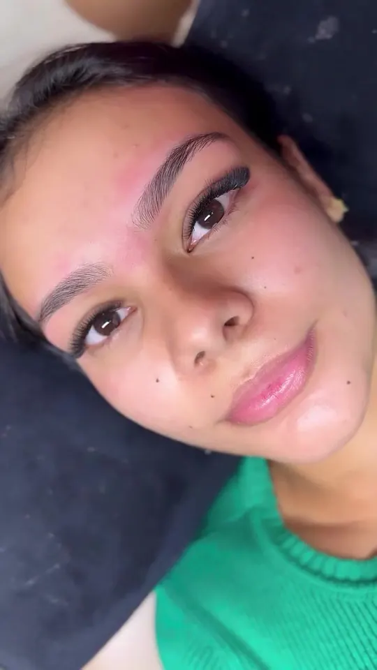 Cliente deitada com os olhos fechados mostrando a extensão de cílios recém-aplicada