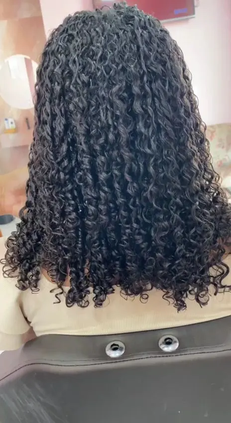 Cabelo cacheado, longo e definido, visto de costas