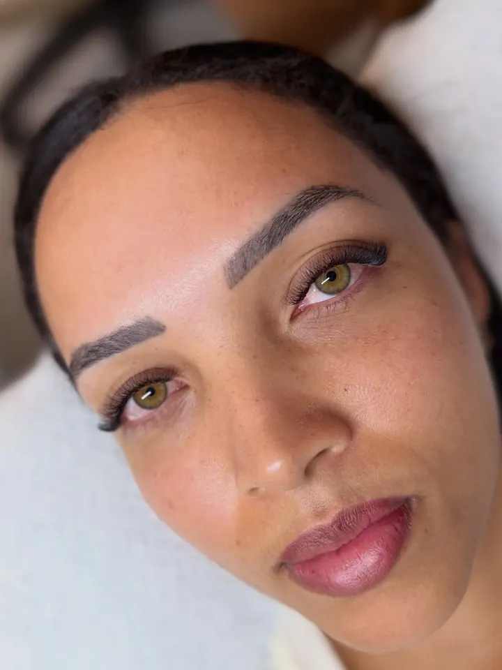 Olhar com extensão de cílios delicada e sobrancelhas alinhadas, foto de cima