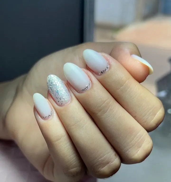Unhas quadradas longas em degradê rosa claro com brilho